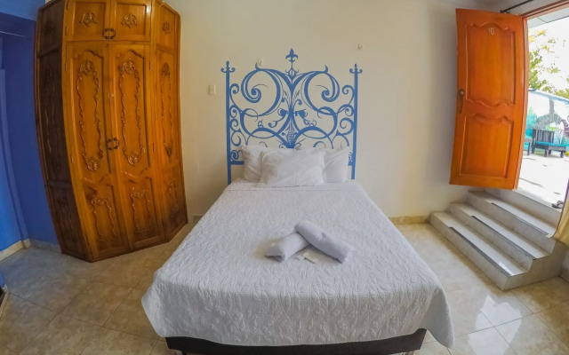 Wonderland Hostel By GB Collection