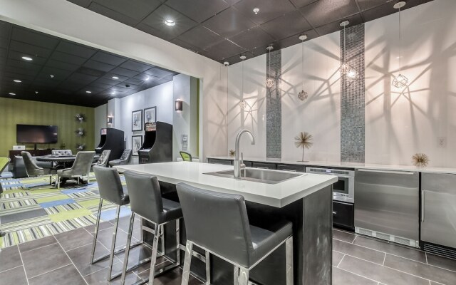 Modern Uptown Dallas Stay by Amyfinehouse
