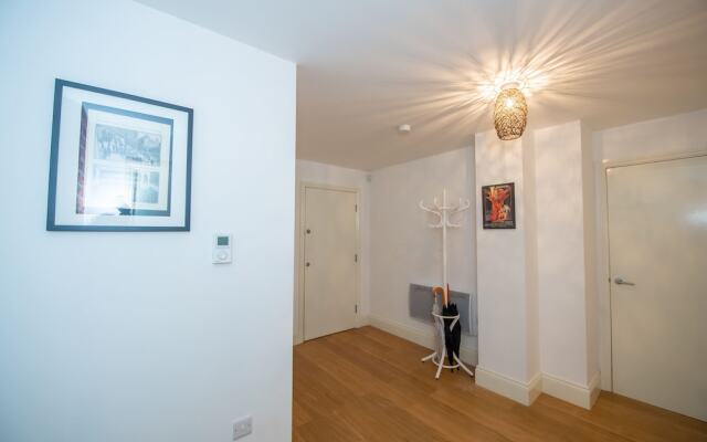 Stylish 93sqm 2 Bed Historical City Centre Flat