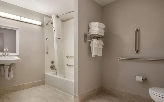 Red Roof Inn PLUS+ & Suites Erie