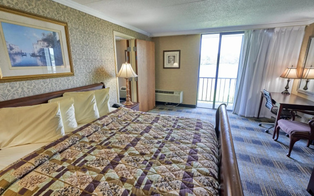 Riverview Inn & Suites