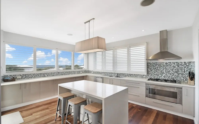 Sea Splash 75 Lorikeet Drive