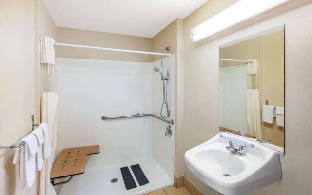 Days Inn & Suites by Wyndham Braunig Lake