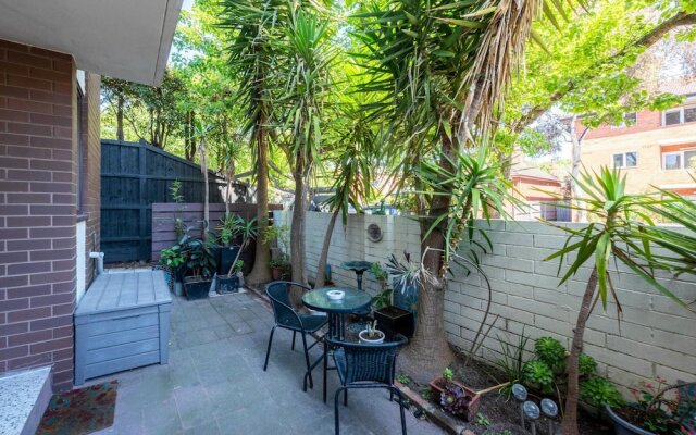 Beautiful 2-bed Unit in St Kilda West w/ Parking