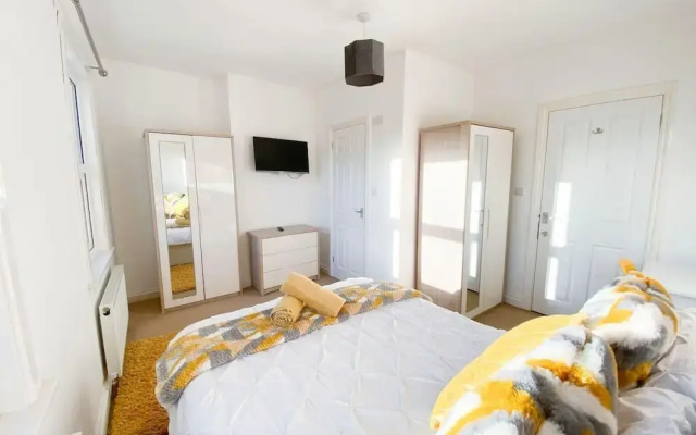 Central 4-bed House in Reading