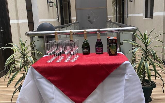 Hemak Suites