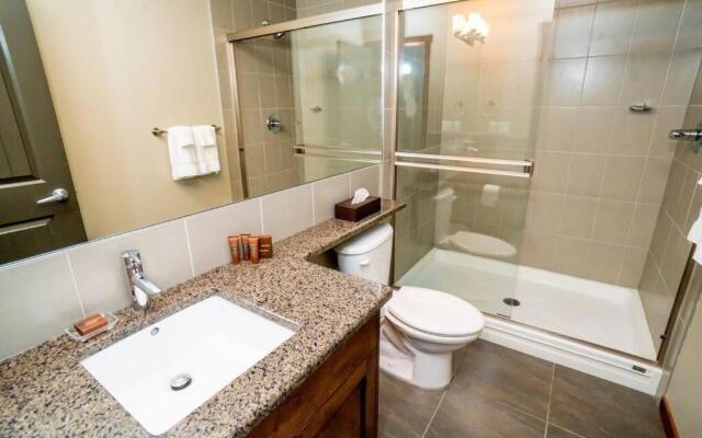 Spacious 3BR 2BA Penthouse with Mountain Views