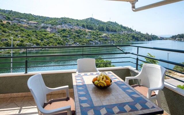Nice Apartment in Ploce With Wifi and 5 Bedrooms