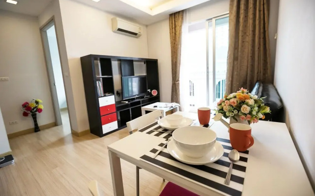 Cozy Thonglor by Pat