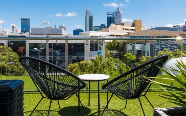 Hollywood Style Studio With Fantastic Roof Terrace