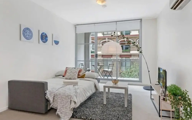 A Comfy & Modern Studio Near Darling Harbour