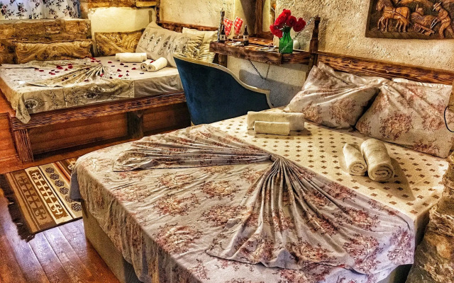 Parmis Boutique House
