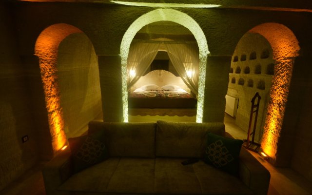 Holiday Cave Hotel