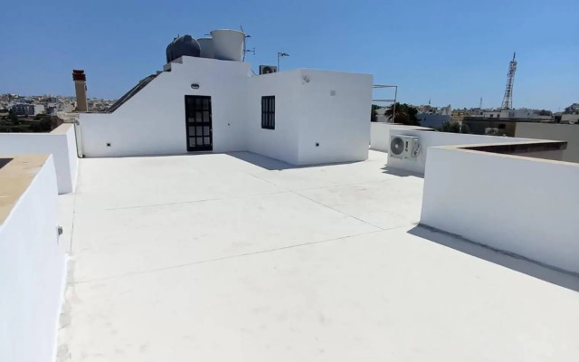 3 Bedroom Air-conditioned Apartment with Roof Terrace