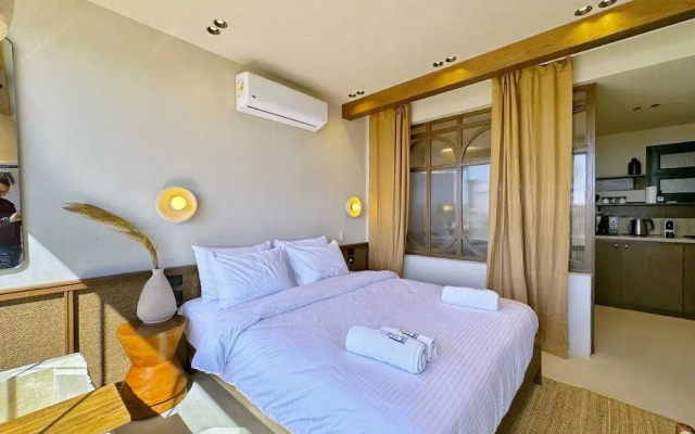 The 2 BDR Pyramids Vista w/ Bathtub