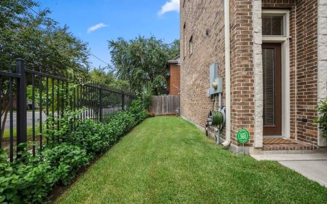 Posh Dtwn Midtown Home w Stunning Roof-topterrace