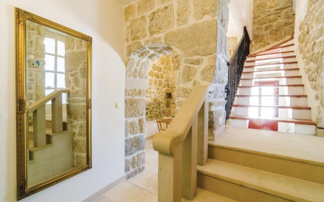 Stunning Home in Lovorno With Wifi and 5 Bedrooms