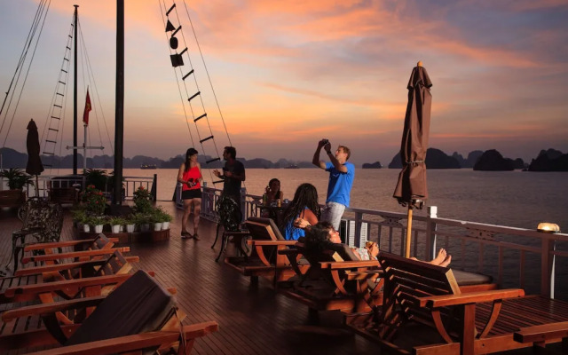 Garden Bay Luxury Cruise