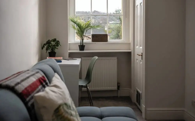 Garden Flat Apartment in Grosvenor Place