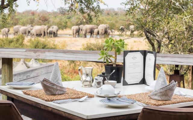 Thornybush Simbambili Lodge