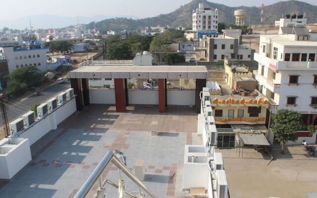 Hotel Bajaj Lake Palace