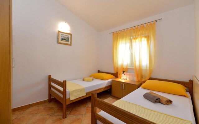 Nice Apartment in Starigrad Paklenica With Wifi and 2 Bedrooms