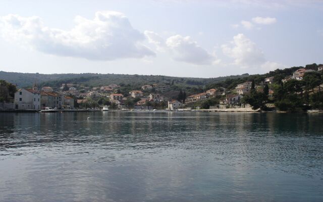 Holiday house Dragan - 50m from sea: Splitska, Island Brac