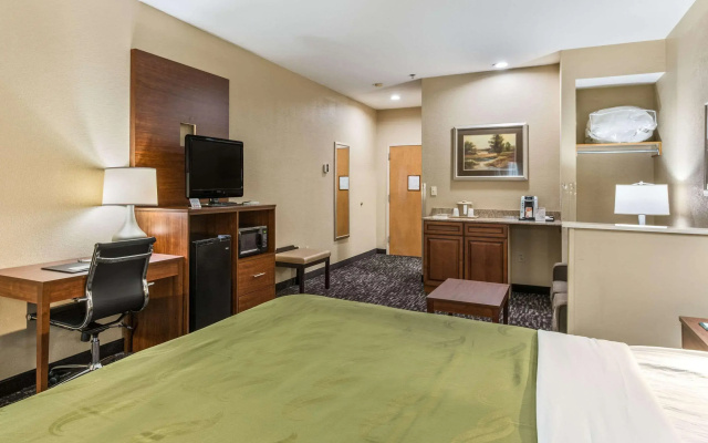 Quality Inn & Suites Hendersonville - Flat Rock