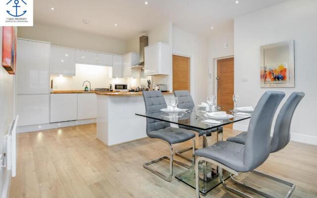 Spacious luxury 2 Bed Apartment by 7 Seas Property Serviced Accommodation Maidenhead with Parking and Wifi