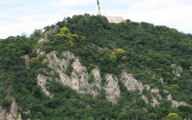 Vaci Apartment Danube