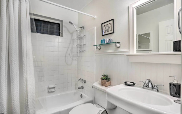 Vibrant Stuart Getaway w/ Private Hot Tub!