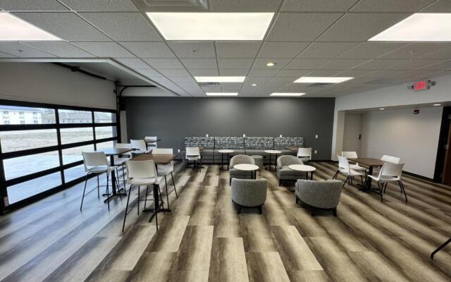 Bearcat Inn and Suites