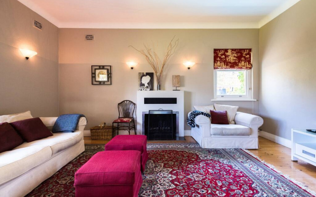 Beautiful 2 Story Manor Close to Beach and all – Guest Rooms – Adelaide