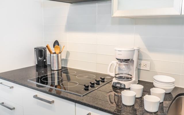 Couples Retreat @downtown With Lakeshore View