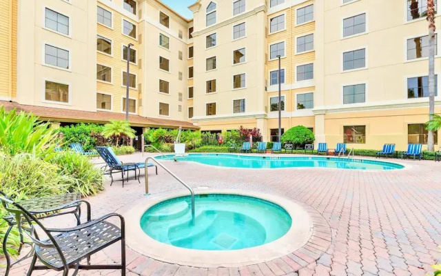 Condo w Hot Tub & Pool - Close to Universal Studio