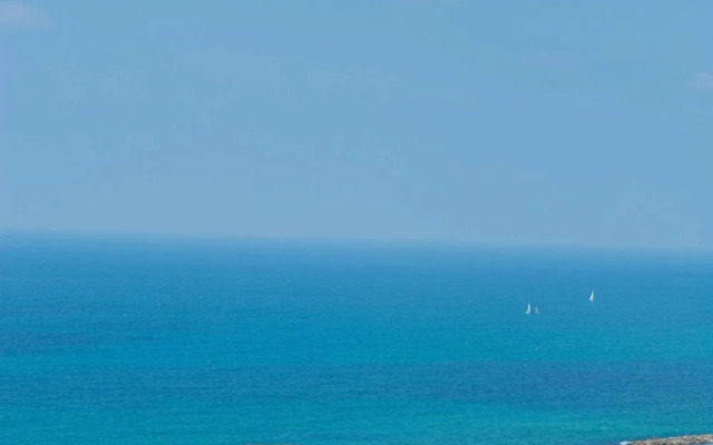 Chic Urban Getaway with Balcony & Mamad by Sea N Rent