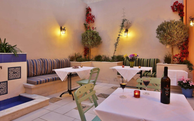 Efchi Suites 1904