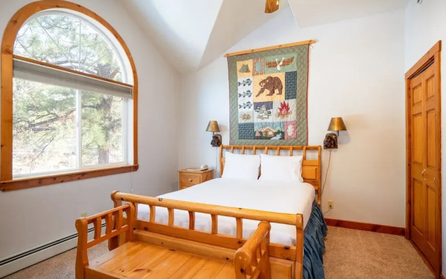 Skidder Trail Family Lodge 4 Bedroom Home by RedAwning