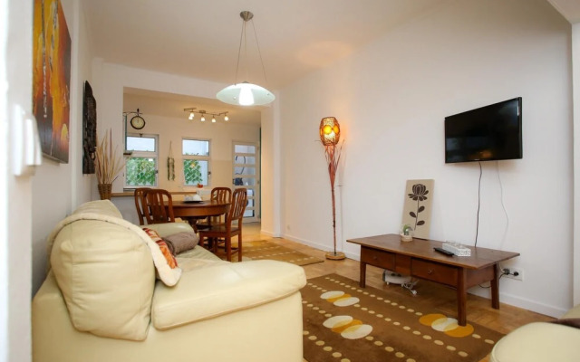 Johnny Ringo Family Apartment II