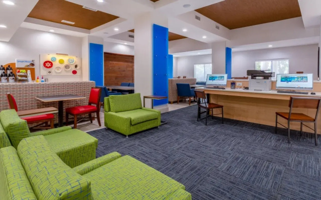 Holiday Inn Express Hotel & Suites Charlotte Arrowood by IHG