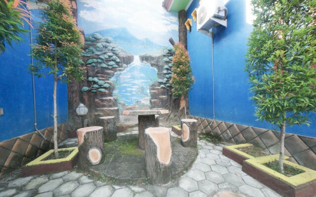 RedDoorz Syariah near Mall Roxy Banyuwangi 2