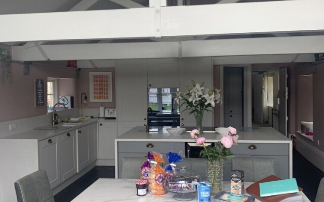 Stylish 5-bed Coach House in Badgworth