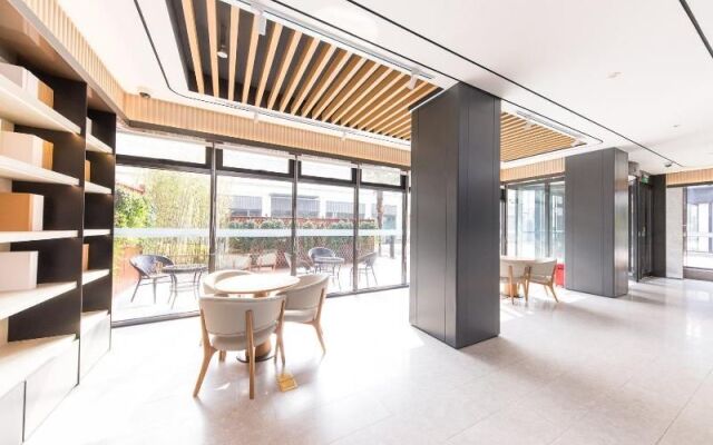 Ji Hotel (Shanghai Longbai Xincun Metro Station)
