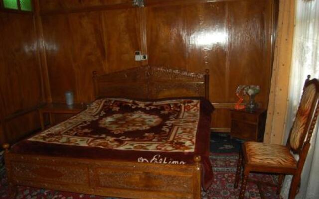 New Chez Henry Houseboat
