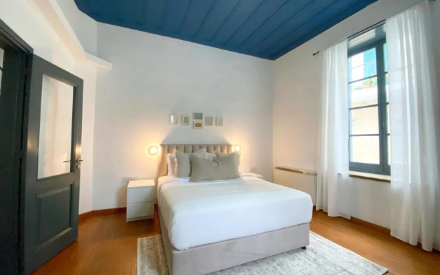 Phaedrus Living: Cozy Down Town House Aischylou