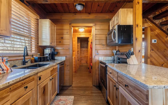 Dudley II by Avantstay Game Room + Enclosed Deck w/ Hot Tub & Views Cozy