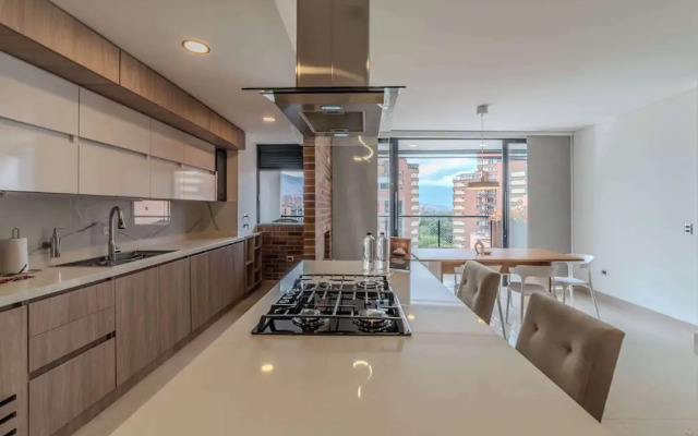 w Elegant 3BR w Outdoor Balcony