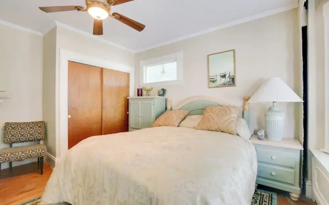 Quaint Beverly Townhome: Walk to Beach & Downtown!
