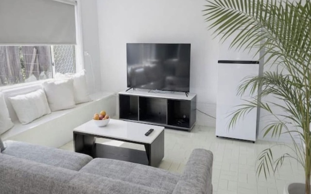 6BR Retreat Stay 5 Min from Airport – Guest Rooms – Tamworth