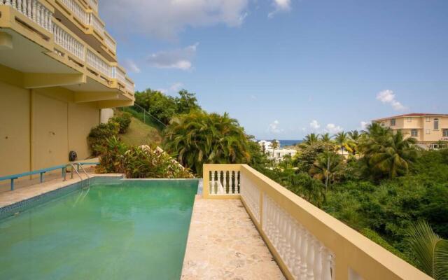 3 bdr apt with pool steps from Sandy Beach